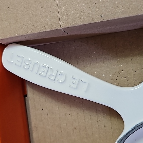 NIB LE CREUSET Heart Cast Iron Valentines Skillet/Pan Shiny White MADE IN FRANCE - Picture 4 of 7